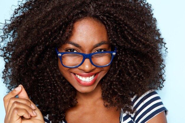 Vue rapprochée d'une jeune femme afro-américaine aux cheveux bouclés portant des lunettes.