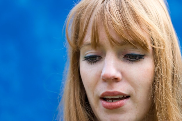 Vue rapprochée d'une jeune femme aux cheveux blonds