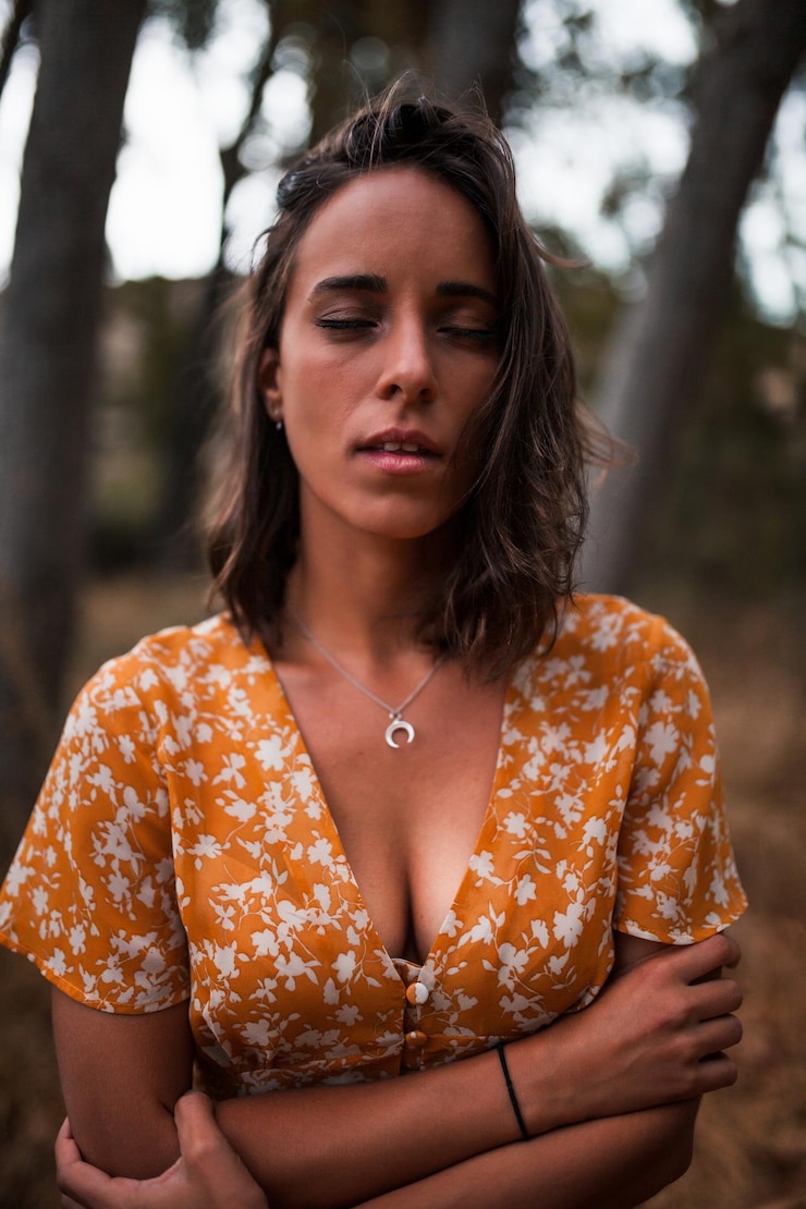 Photo vue rapprochée d'une jeune femme aux yeux fermés dans la forêt