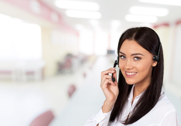 Vue rapprochée d'une jeune femme avec un casque, un centre d'appels ou un concept de support