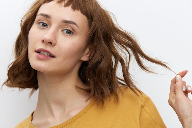 Photo vue rapprochée d'une jeune femme sur fond blanc