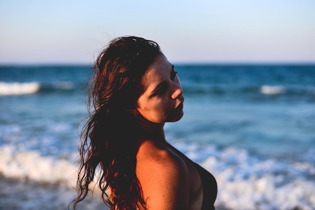 Photo vue rapprochée d'une jeune femme sur la plage