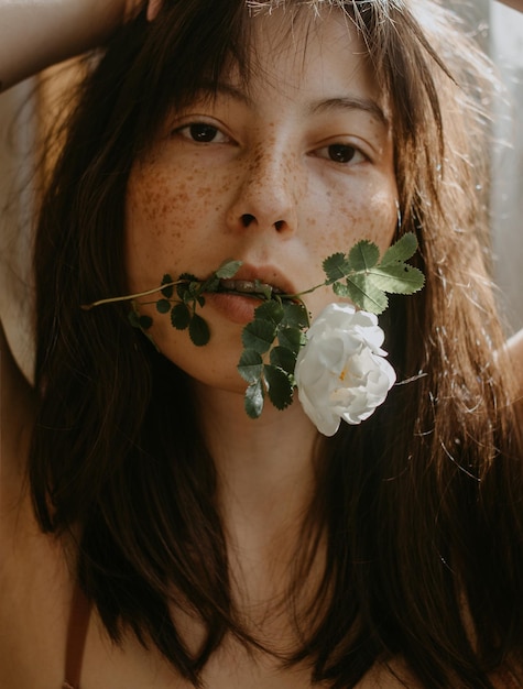 Photo vue rapprochée d'une jeune femme avec une rose trempée