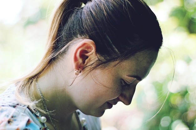 Photo vue rapprochée d'une jeune femme souriante