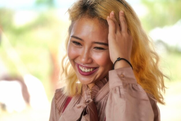 Photo vue rapprochée d'une jeune femme souriante