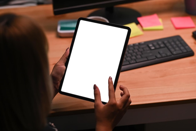 Vue rapprochée jeune femme tenant une tablette numérique avec écran vide