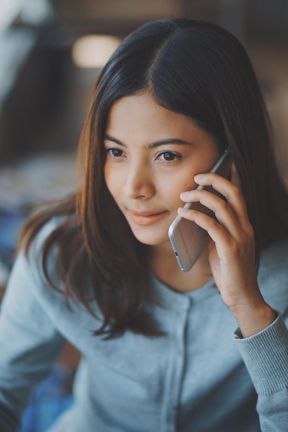 Vue rapprochée d'une jeune femme utilisant un téléphone portable