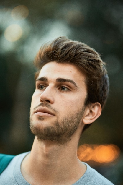 Vue rapprochée d'un jeune homme détournant le regard