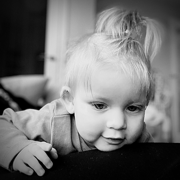 Photo vue rapprochée d'une jolie fille à la maison