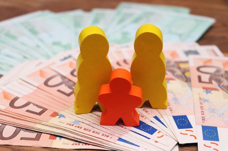 Photo vue rapprochée d'un jouet sur des billets de papier sur la table