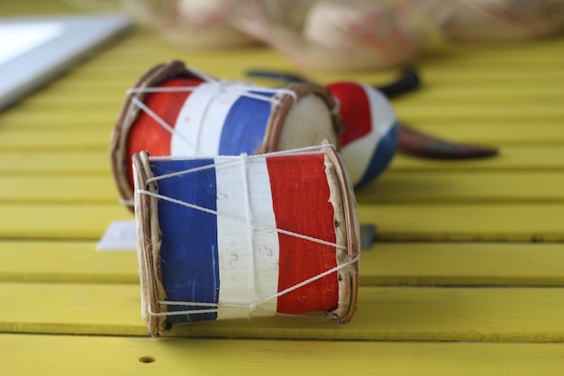 Photo vue rapprochée d'un jouet multicolore sur la table