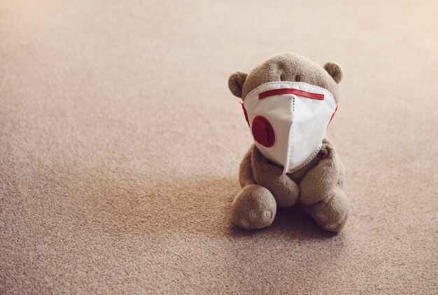 Photo vue rapprochée d'un jouet en peluche sur le tapis