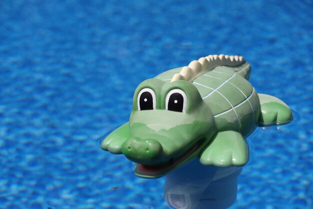 Vue rapprochée d'un jouet sur une piscine contre la mer