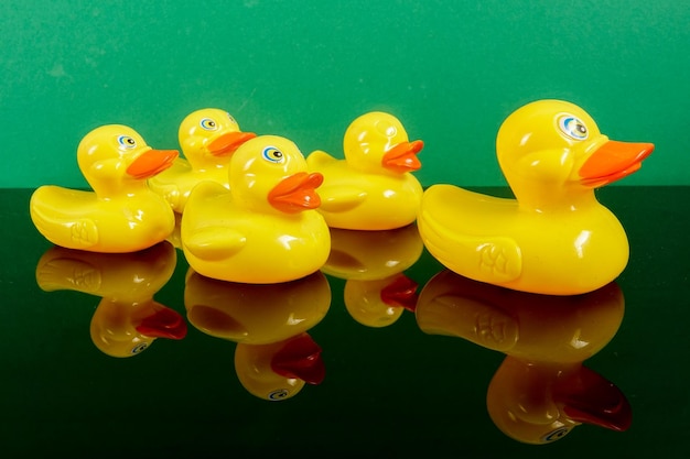 Photo vue rapprochée de jouets jaunes sur un fond coloré