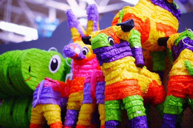 Photo vue rapprochée de jouets en papier colorés au marché à vendre