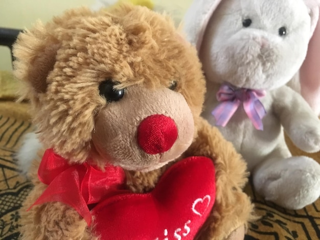 Vue rapprochée de jouets en peluche sur le lit