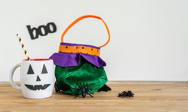 Vue rapprochée des jouets sur la table sur un fond blanc