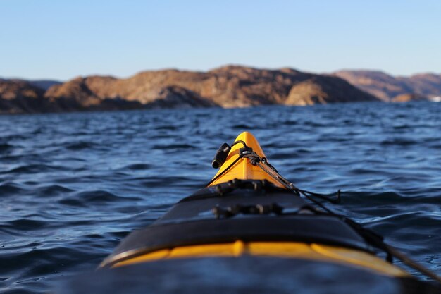 Photo vue rapprochée d'un kayak en mer