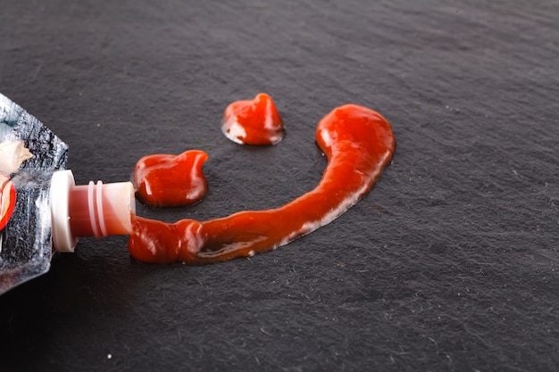 Vue rapprochée de ketchup aux tomates sur une ardoise