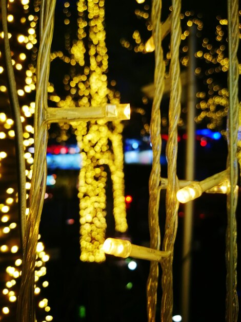 Photo vue rapprochée d'une lampe à cordes éclairée suspendue la nuit