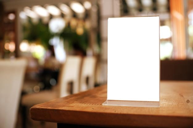 Vue rapprochée d'une lampe éclairée sur une table dans un restaurant