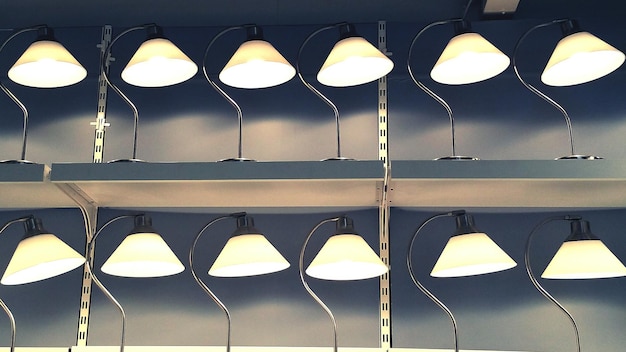 Vue rapprochée des lampes de bureau éclairées en rangée