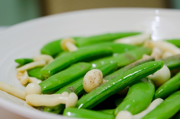 Photo vue rapprochée des légumes hachés dans une assiette