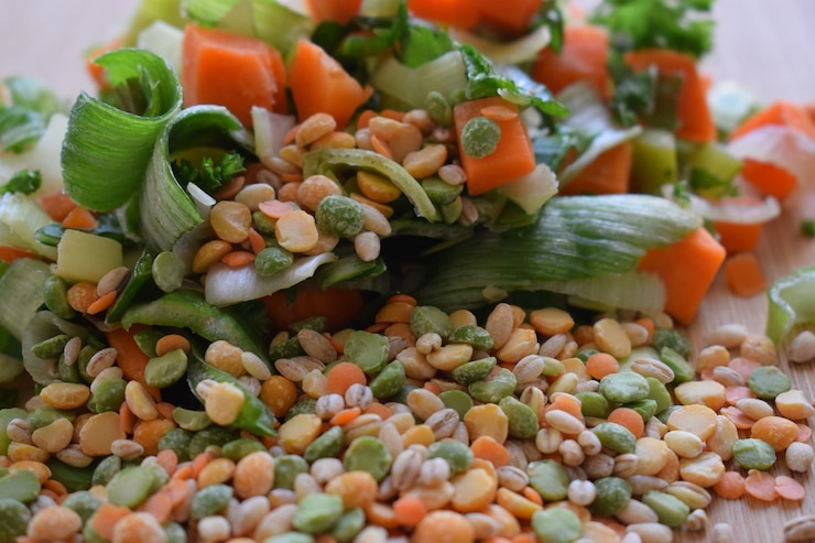 Photo vue rapprochée des légumes hachés dans le récipient