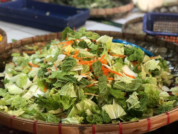 Photo vue rapprochée des légumes hachés sur le marché