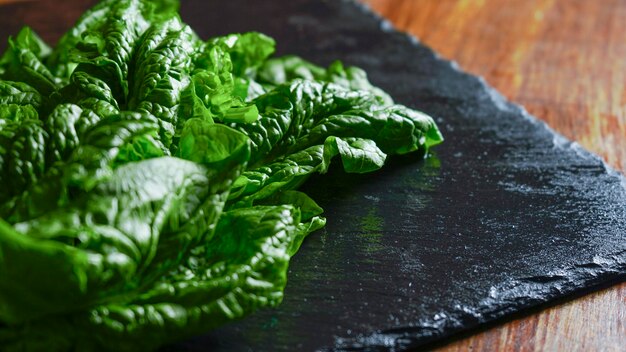 Photo vue rapprochée des légumes hachés sur la planche à couper