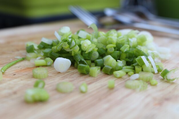 Vue rapprochée des légumes hachés sur la planche à couper