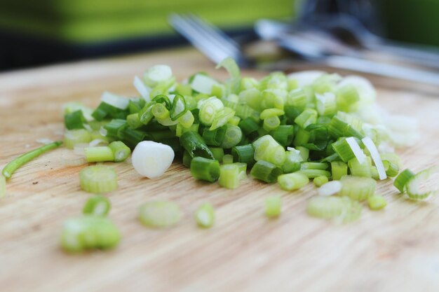 Vue rapprochée des légumes hachés sur la planche à couper