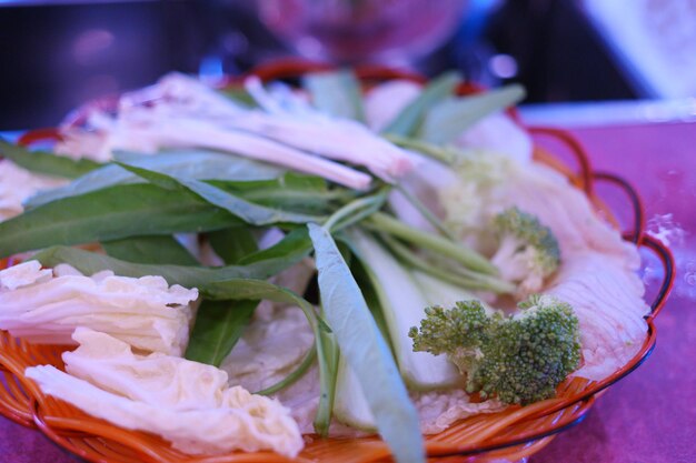 Photo vue rapprochée des légumes hachés sur la table