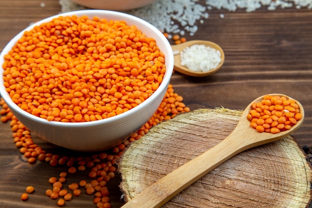 Vue rapprochée de lentilles oranges sur une surface brune