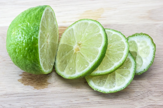 Vue rapprochée de la lime et des tranches sur la table