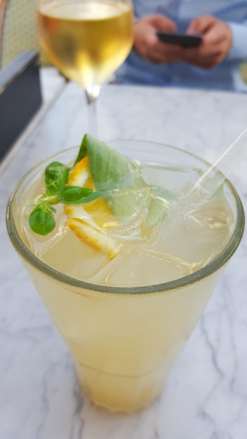Vue rapprochée de la limonade fraîche servie sur la table d'un restaurant