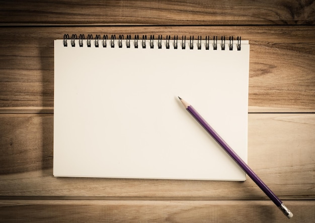 Vue rapprochée d'un livre blanc avec un crayon sur la table