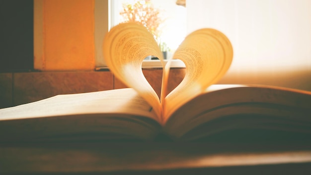 Photo vue rapprochée d'un livre sur la table à la maison