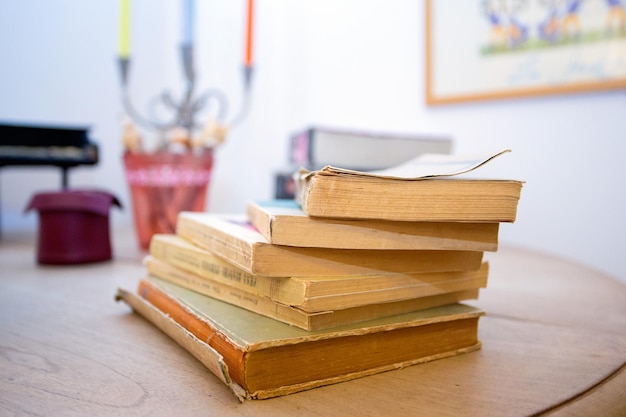 Vue rapprochée des livres empilés sur la table