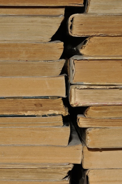 Vue rapprochée des livres empilés