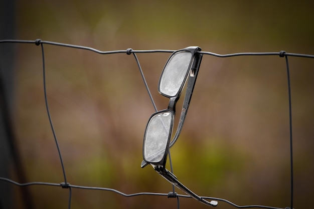 Photo vue rapprochée des lunettes sur la clôture