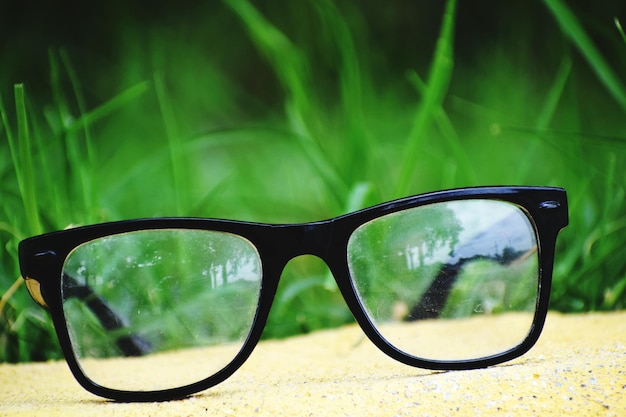 Vue rapprochée des lunettes sur l'herbe