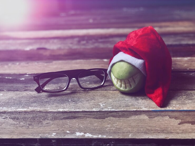Photo vue rapprochée de lunettes de soleil avec une balle sur la table