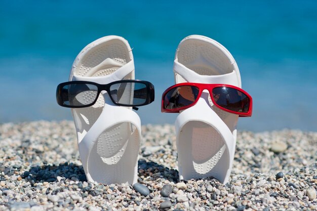 Vue rapprochée de lunettes de soleil sur des cailloux sur la plage