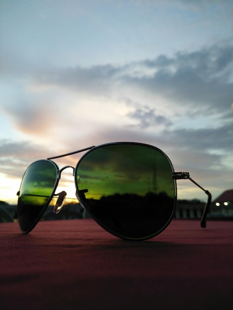 Photo vue rapprochée de lunettes de soleil sur le paysage contre le ciel