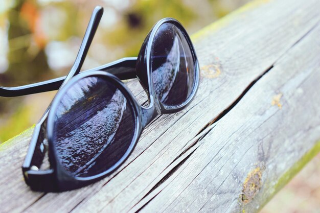 Photo vue rapprochée des lunettes de soleil sur la table