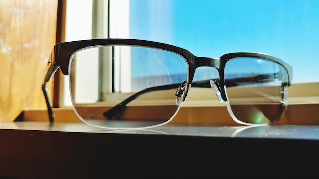 Vue rapprochée des lunettes sur la table