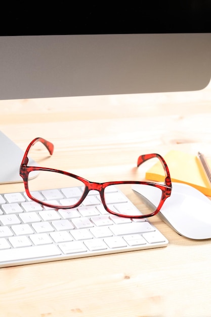 Photo vue rapprochée des lunettes sur la table