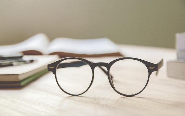 Photo vue rapprochée des lunettes sur la table