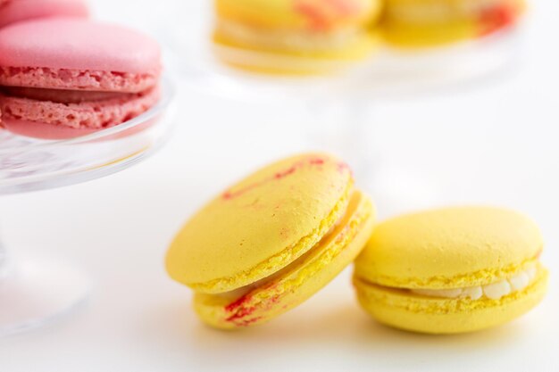 Photo vue rapprochée des macarons jaunes et roses